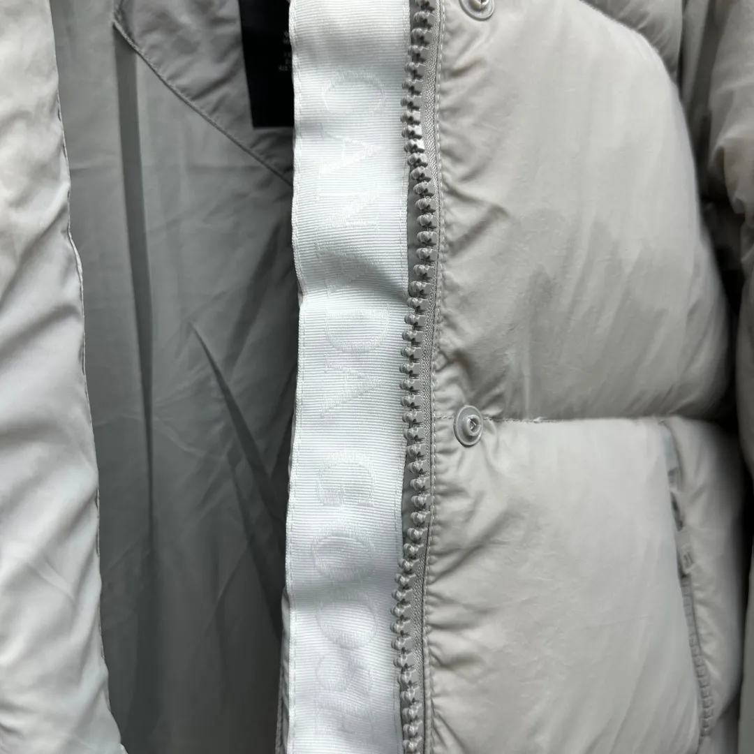 P780 𝗖𝗔𝗡𝗔𝗗𝗔 𝗚𝗢𝗢𝗦𝗘/Canada Goose capsule series macaron white label down jacket Fabric: Made of soft EnduraLuxe fabric imported from DuPont, CORDURA, USA, which enhances the durability of easy-to-wear parts, is lightweight and durable; the liner is made of 400T anti-velvet gallbladder, which is comfortable, soft and non-velvet. Hat: It has a detachable hood, which can be adjusted in two directions, and is also filled with down, which brings greater softness and wrapping around the head and neck, and is full of warmth. This parka has white trim at the back and around the hood, and the hood hardware is all original and custom-made to match the soft color of the fabric. Goose logo: The official website’s new series of large goose logos made of silicone, non-embroidered logos. Length: Fit hip-length. Accessories: The chest chain and pocket chain are all customized by YKK zipper company, and the zippers are consistent with the original color of the clothes; the zipper placket and inner straps are customized with the original Canada Goose logo; the cuffs are made of cashmere ribbing to increase comfort and lock in heat. Pockets: 3 exterior pockets: Fleece-lined hand-warmer pockets with two-way zipper closure for easy access. Security pocket with zipper closure under fly; 2 interior pockets: drop-in pocket Colors: Melt Blue, Moonlight Lime, Soft Pink, Beichen White Sizes: 𝗫𝗦-𝗦-𝗠